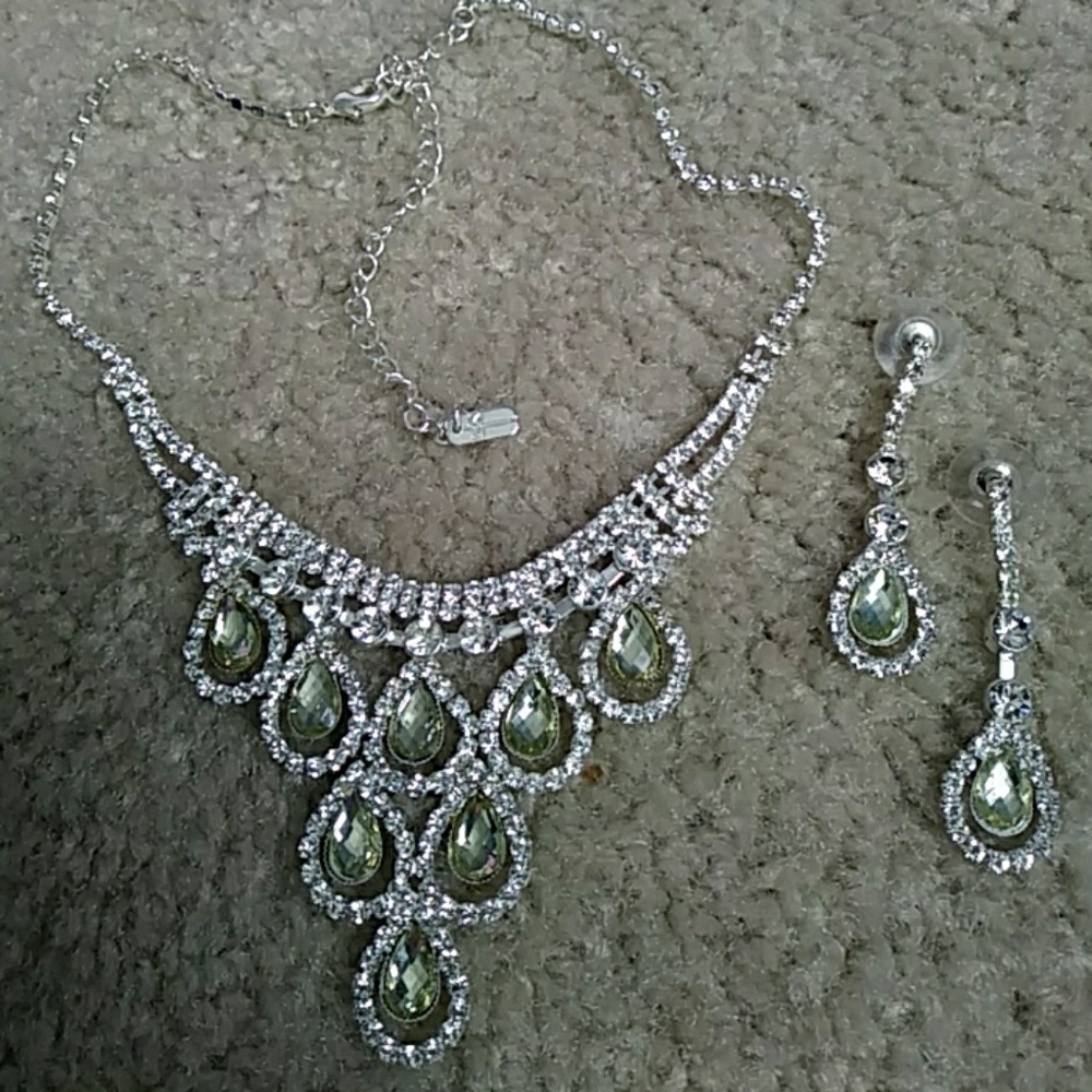 Juego de gargantilla y aretes